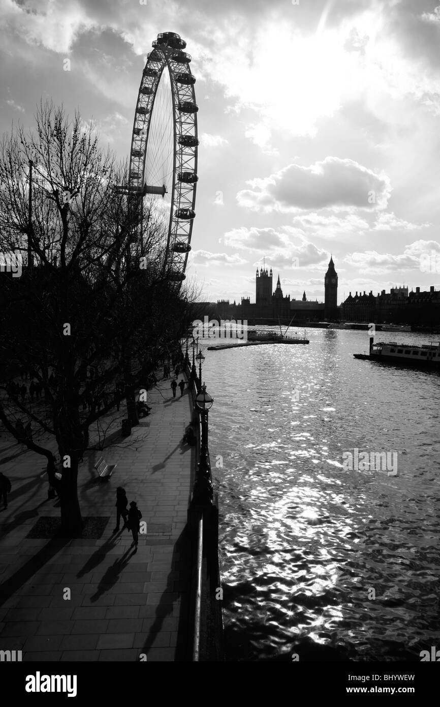 Blick auf die Themse, London Eye und die Houses of Parliament, Southbank, London, Großbritannien Stockfoto