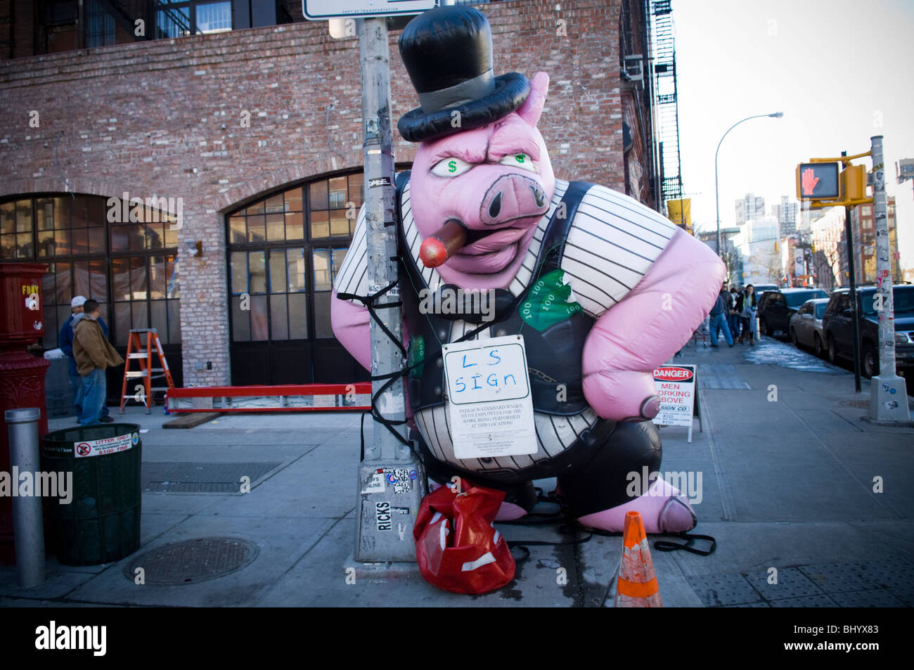 Riesige aufblasbare kapitalistische Schwein außerhalb Keith McNallys neue Restaurant Pulino es im Stadtteil Nolita in New York Stockfoto