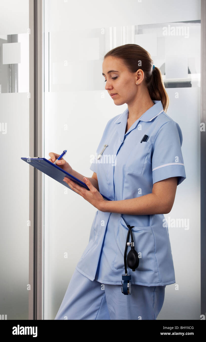Krankenschwester untersucht eine Patientenakte Stockfoto