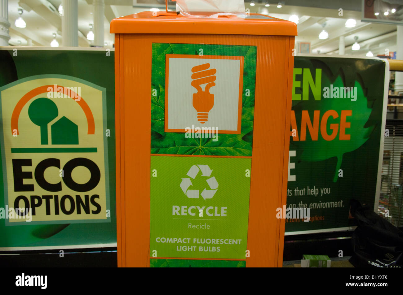 Kompakte Leuchtstoff Glühlampe Recyclingbehälter gesehen in einem Baumarkt-Store in New York Stockfoto