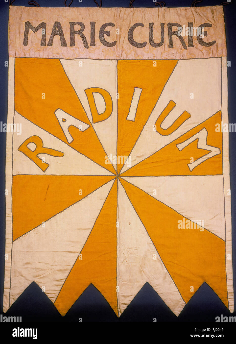 "Marie Curie, Radium", Banner, 1908. Künstler: Mary Lowndes Stockfoto