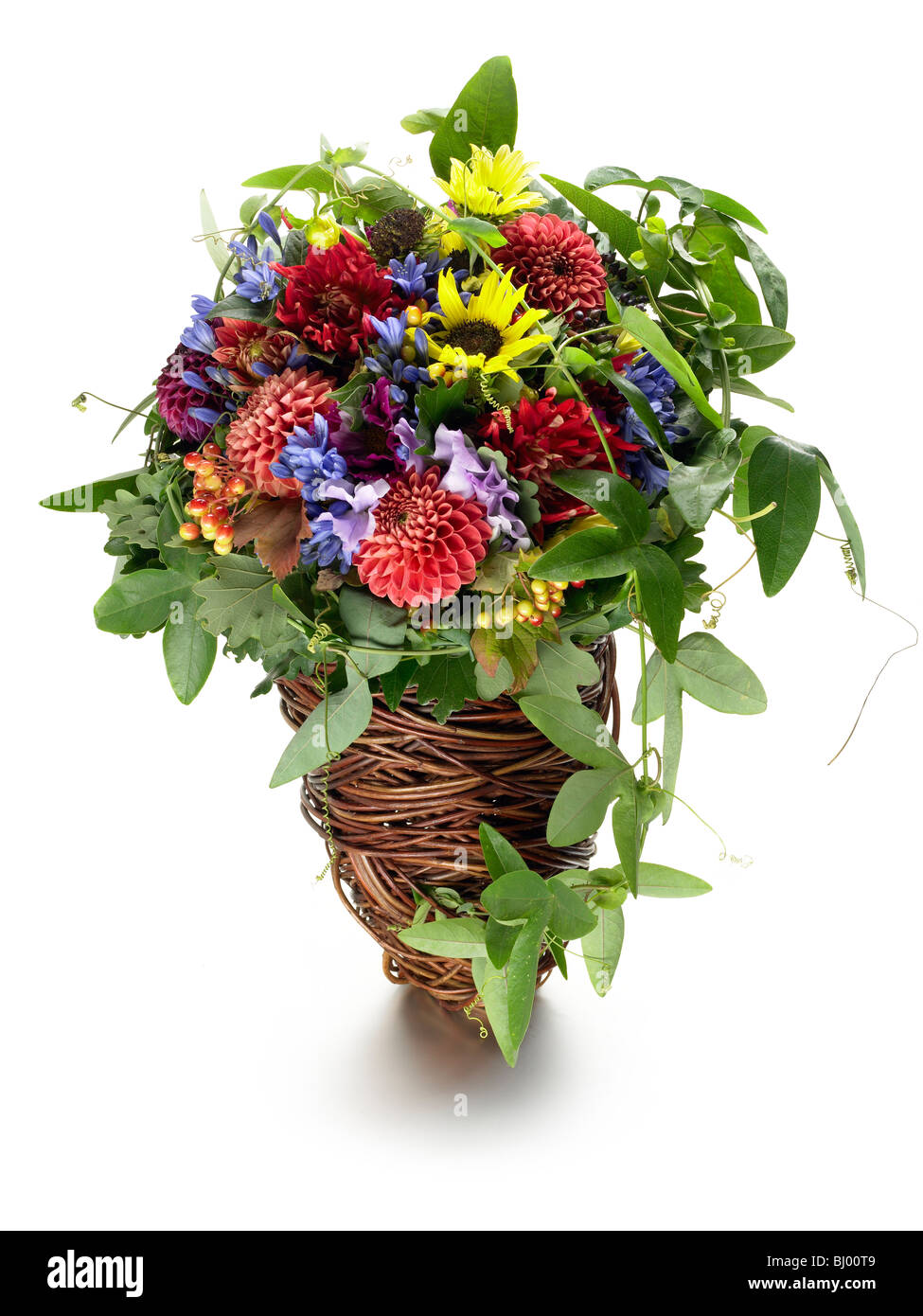 Sommerblumen in gewebte vase Stockfoto