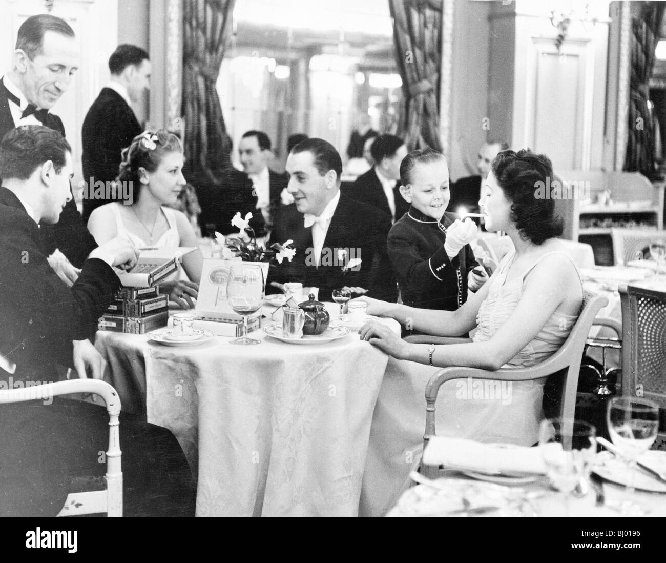 Menschen speisen im Trocadero Restaurant, Leicester Square, London, 1939. Artist: Unbekannt Stockfoto