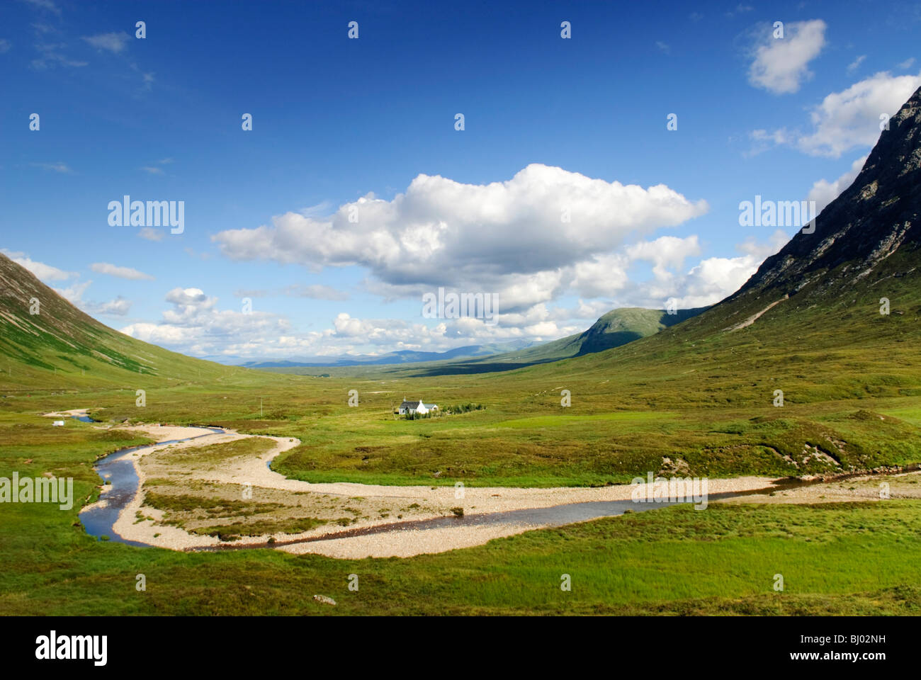 BlackRock Cottage unter Buchaille Etive Mor In Glencoe in der Nähe von Rannock Moor In den westlichen Highlands Schottland, Vereinigtes Königreich Stockfoto