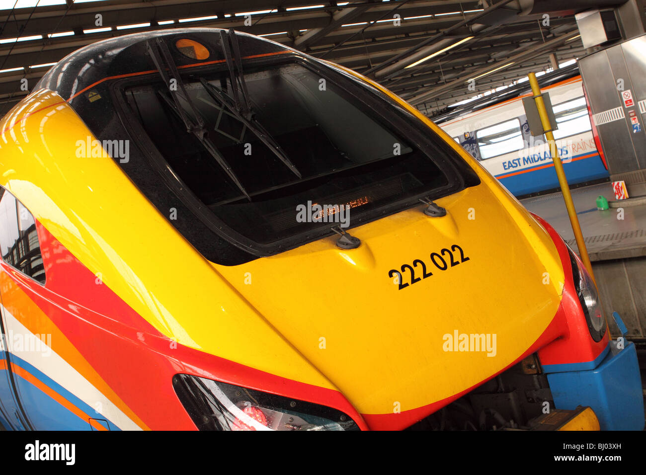 Klasse 222 Lokomotive von East Midlands Züge am Bahnhof Bahnhof London St. Pancras Stockfoto