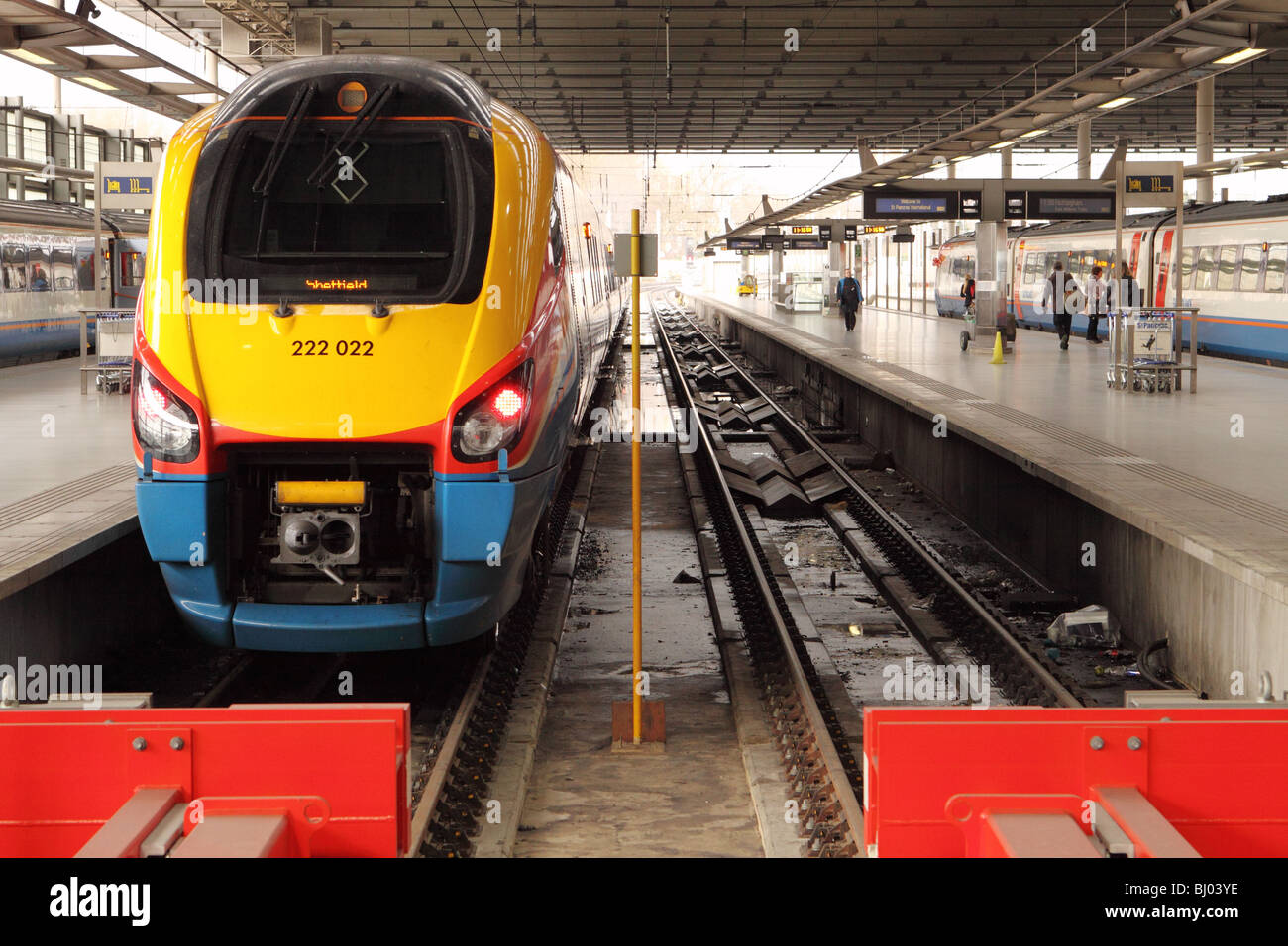 St Pancras Bahnhof Bahnhof London Klasse 222 Lokomotive von East Midlands Züge Stockfoto