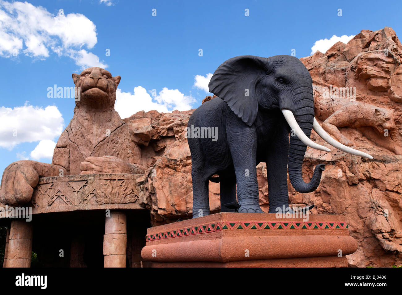 Löwen und Elefanten Figuren Lost City Suncity nordwestlichen Provinz Südafrika Stockfoto