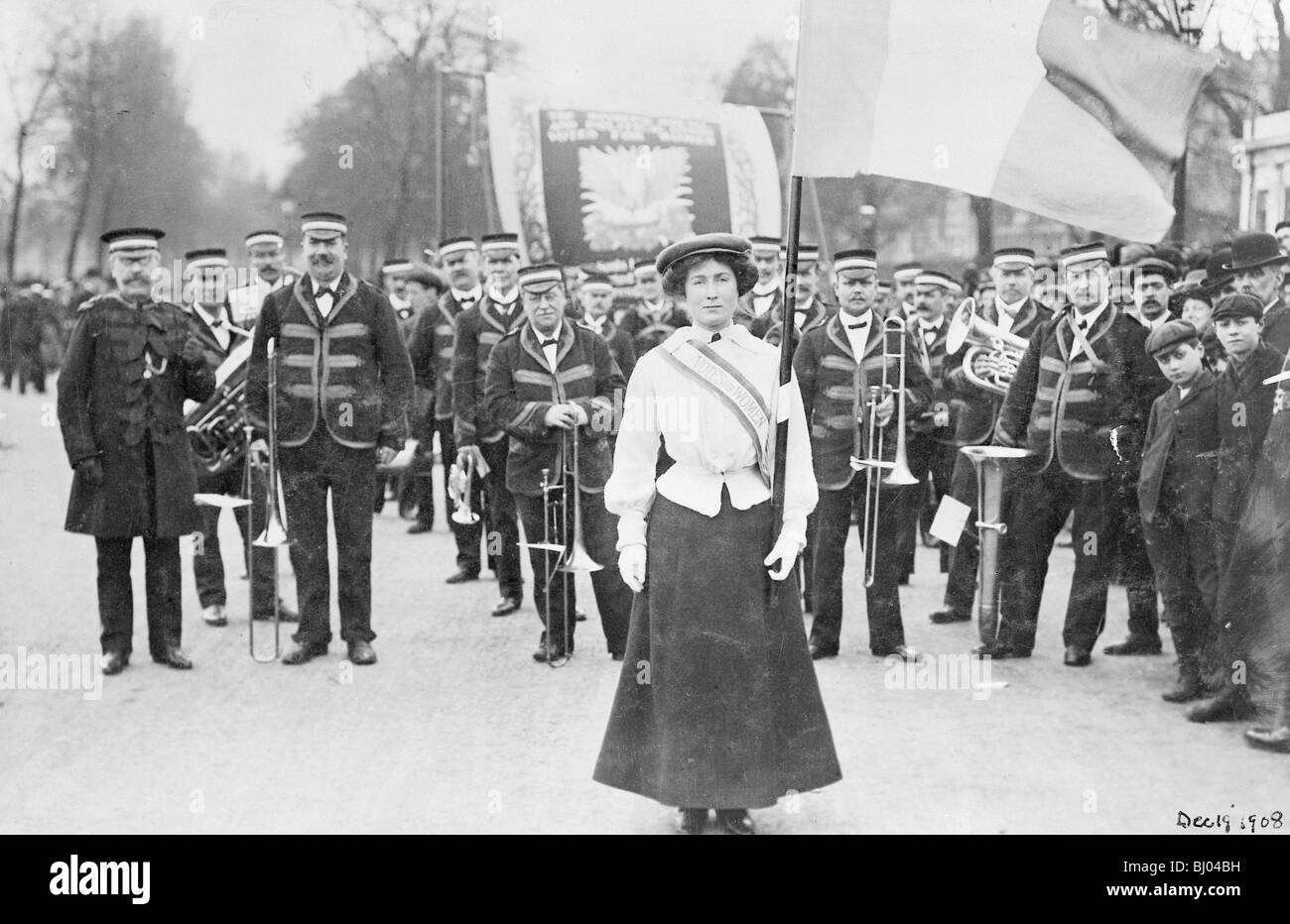 Daisy Dugdale führt die Prozession zu begrüßen Emmeline und Christabel Pankhurst, London, 1908. Artist: Unbekannt Stockfoto