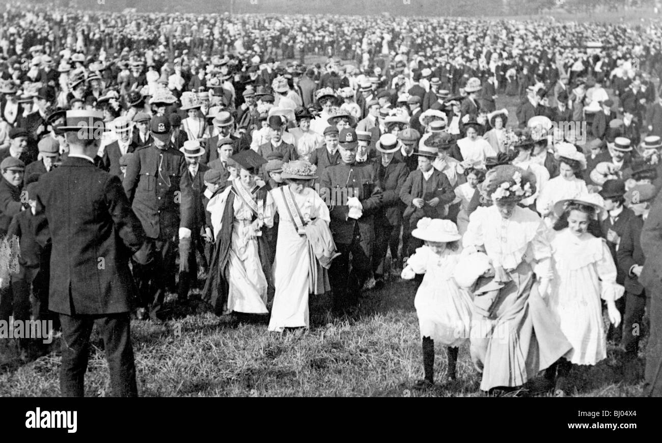 Menschenmassen im Hyde Park auf die Frauen Sonntag, Juni 1908 21. Artist: Unbekannt Stockfoto