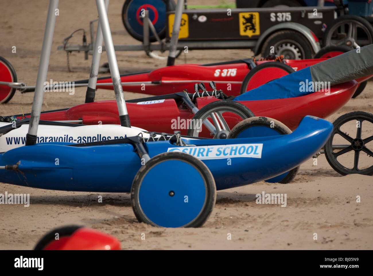 Rot und blau Sandyachts aufgereiht für den Rennsport Stockfoto