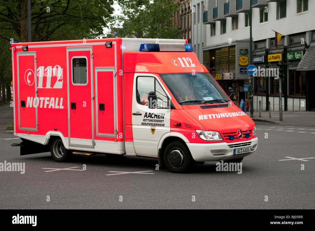 Eine gelbe Blinklicht auf einer Notfall Auto Stockfotografie - Alamy