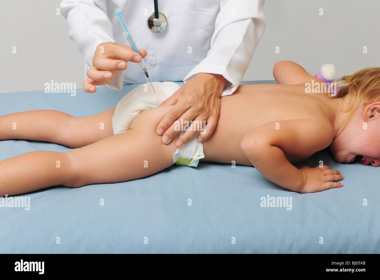 Impfung: Arzt injiziert baby Stockfoto