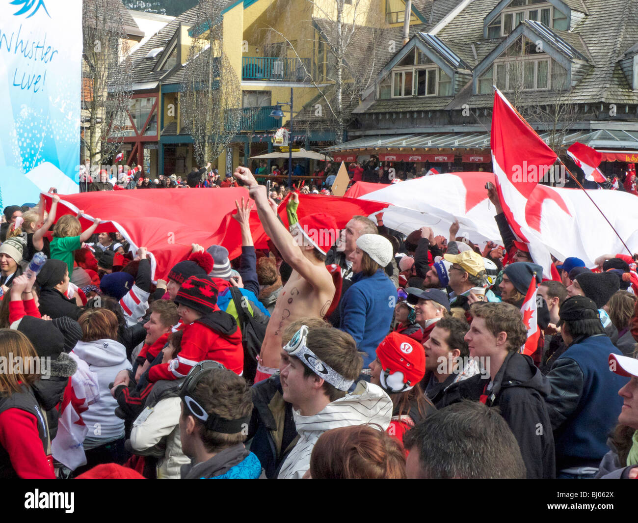 Kanadischen Fans versammeln sich vor der großen Leinwand zu sehen die Goldmedaille Eishockey-Finale und feiern Kanadas 3: 2-Sieg über USA Stockfoto