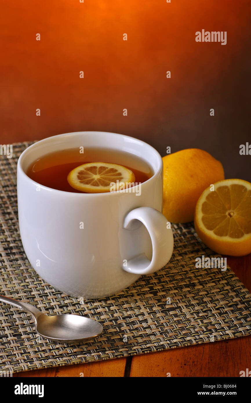 erfrischende Tasse Tee mit Zitrone mit Platz für text Stockfoto