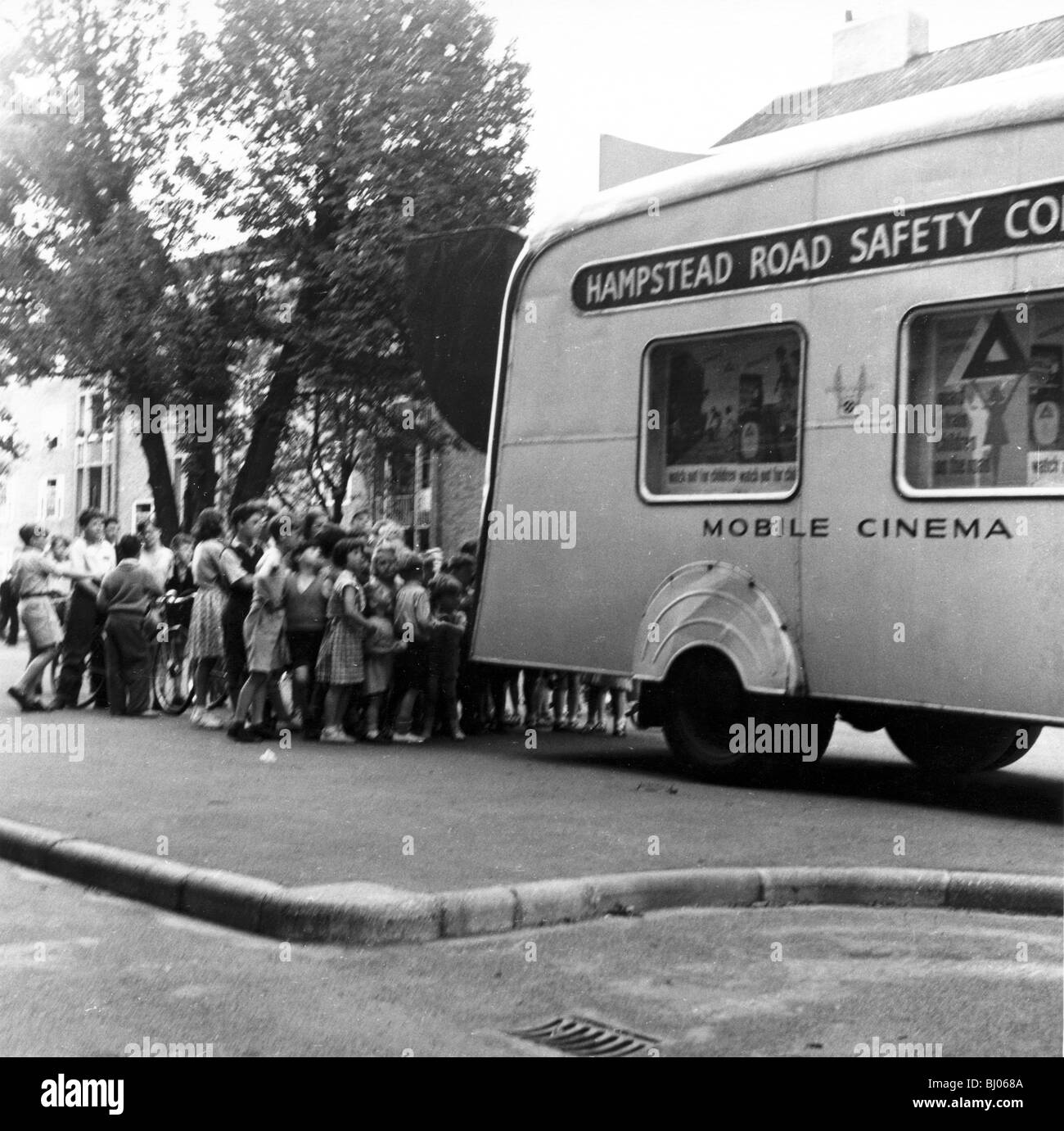 "Sicherheit erste ', Hampstead, 1954. Künstler: Henry Grant Stockfoto