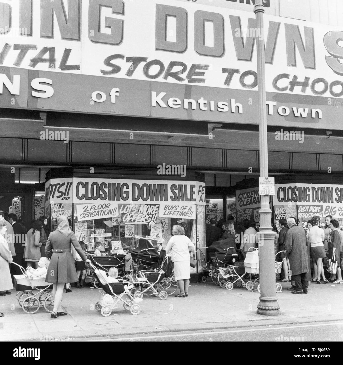 Käufer, die Teilnahme an einer Schließung der Verkauf in einem Shop in Kentish Town, London, c1970. Künstler: Henry Grant Stockfoto