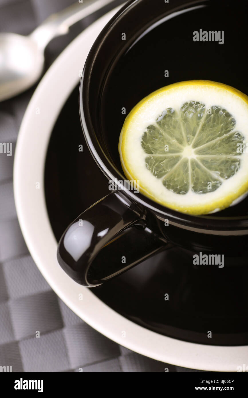 erfrischende Tasse Tee mit Zitrone Stockfoto