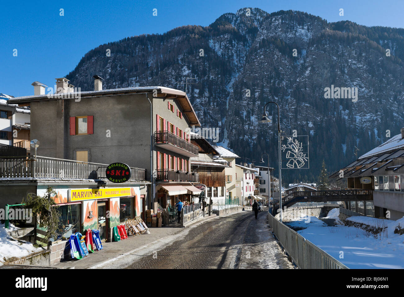 Das Dorfzentrum, Campitello, Val di Fassa, Dolomiten, Italien Stockfoto