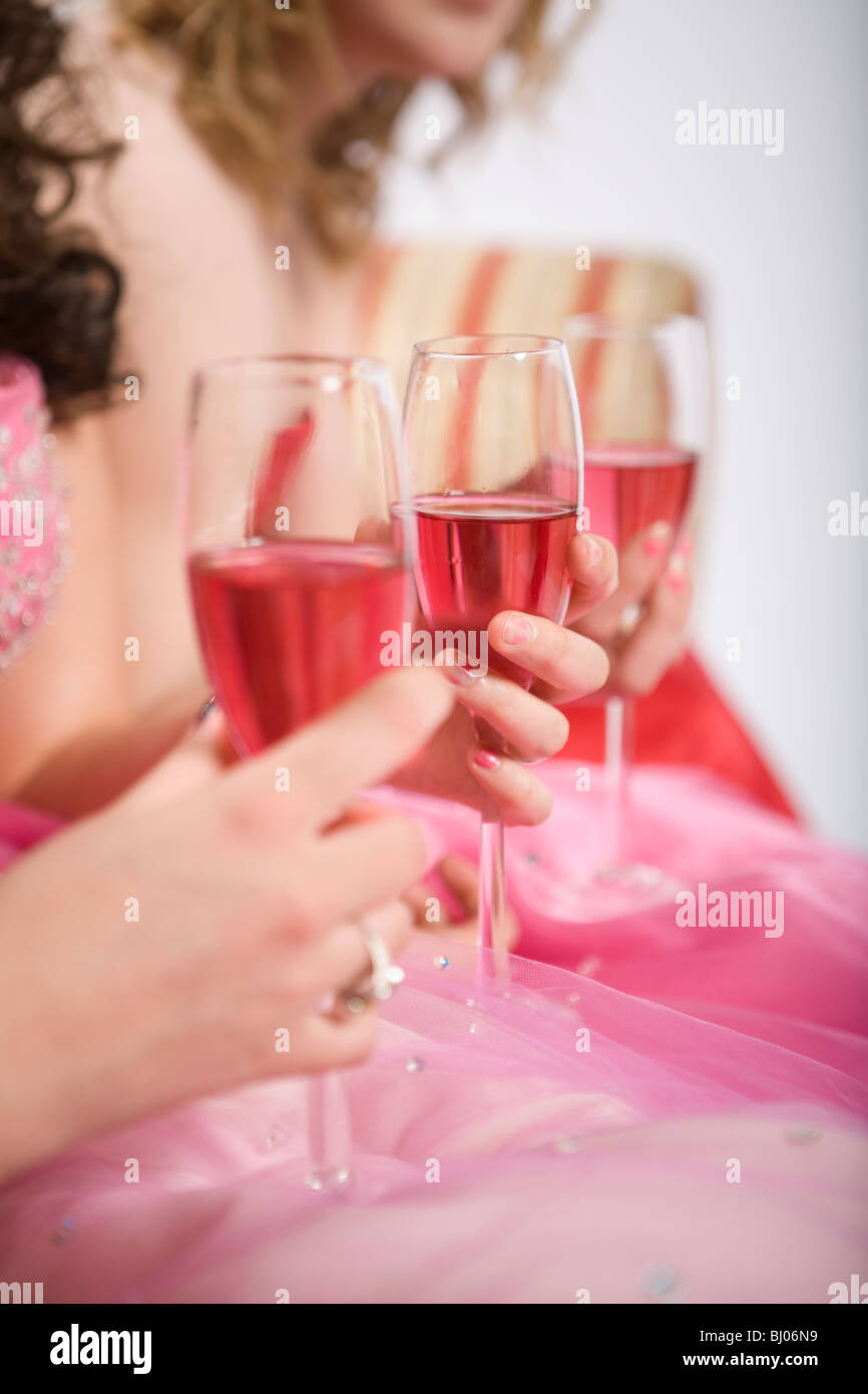 Mädchen in ihren rosa Prom Kleider mit Champagner-Gläser Stockfoto