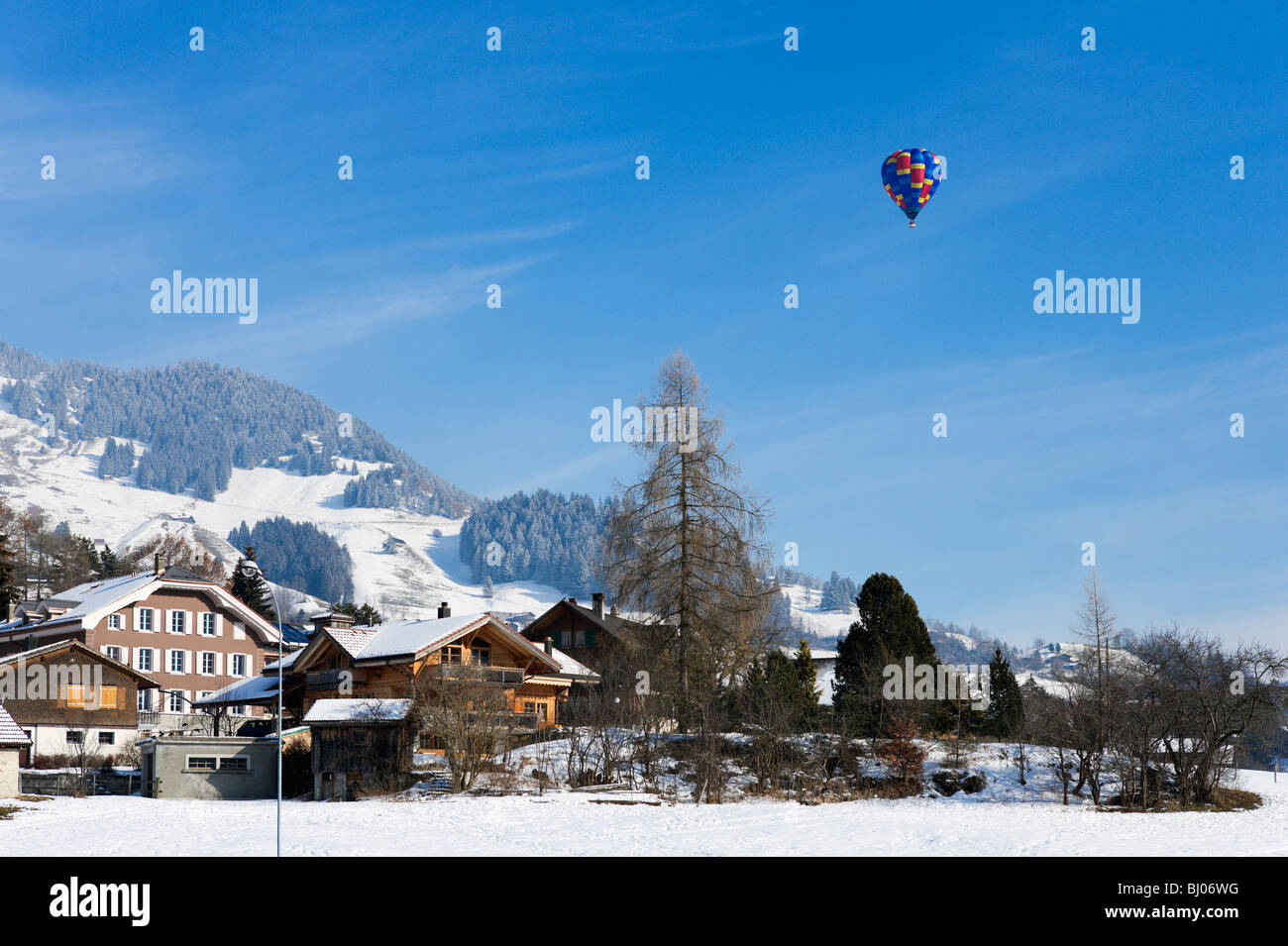 Einzelne Heißluftballon über die Stadt während der Januar-Ballon-Festival, Chateau d ' Oex, Waadt, Schweiz Stockfoto