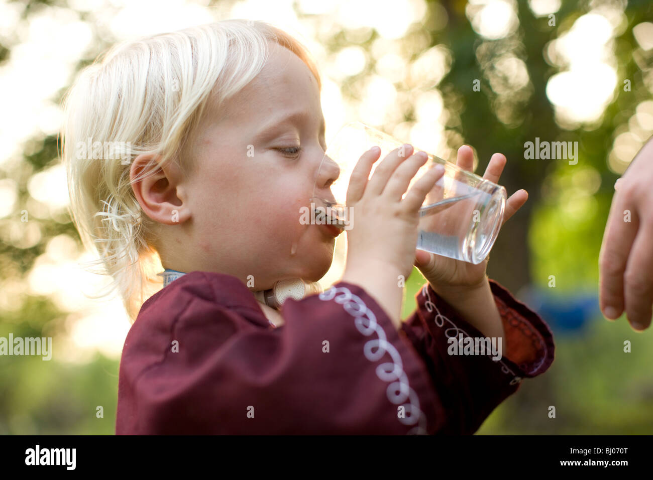 Junge, ein Glas Wasser zu trinken. Stockfoto