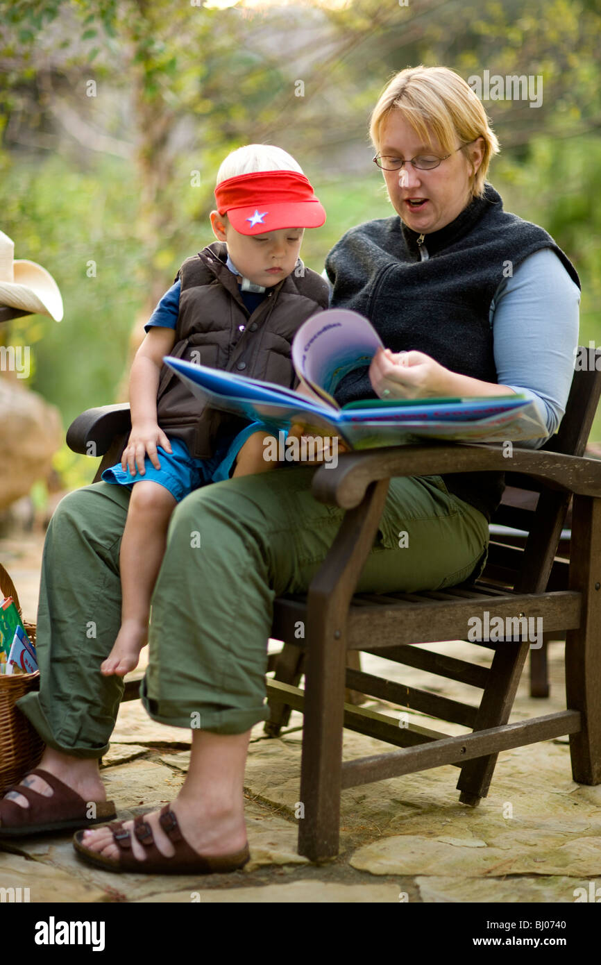 Mutter und Sohn ein Buch vor. Stockfoto