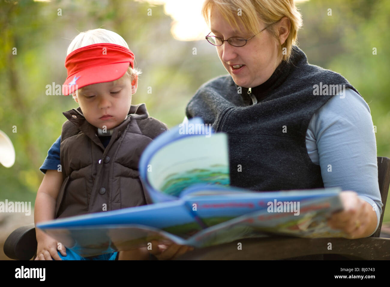 Mutter und Sohn ein Buch vor. Stockfoto