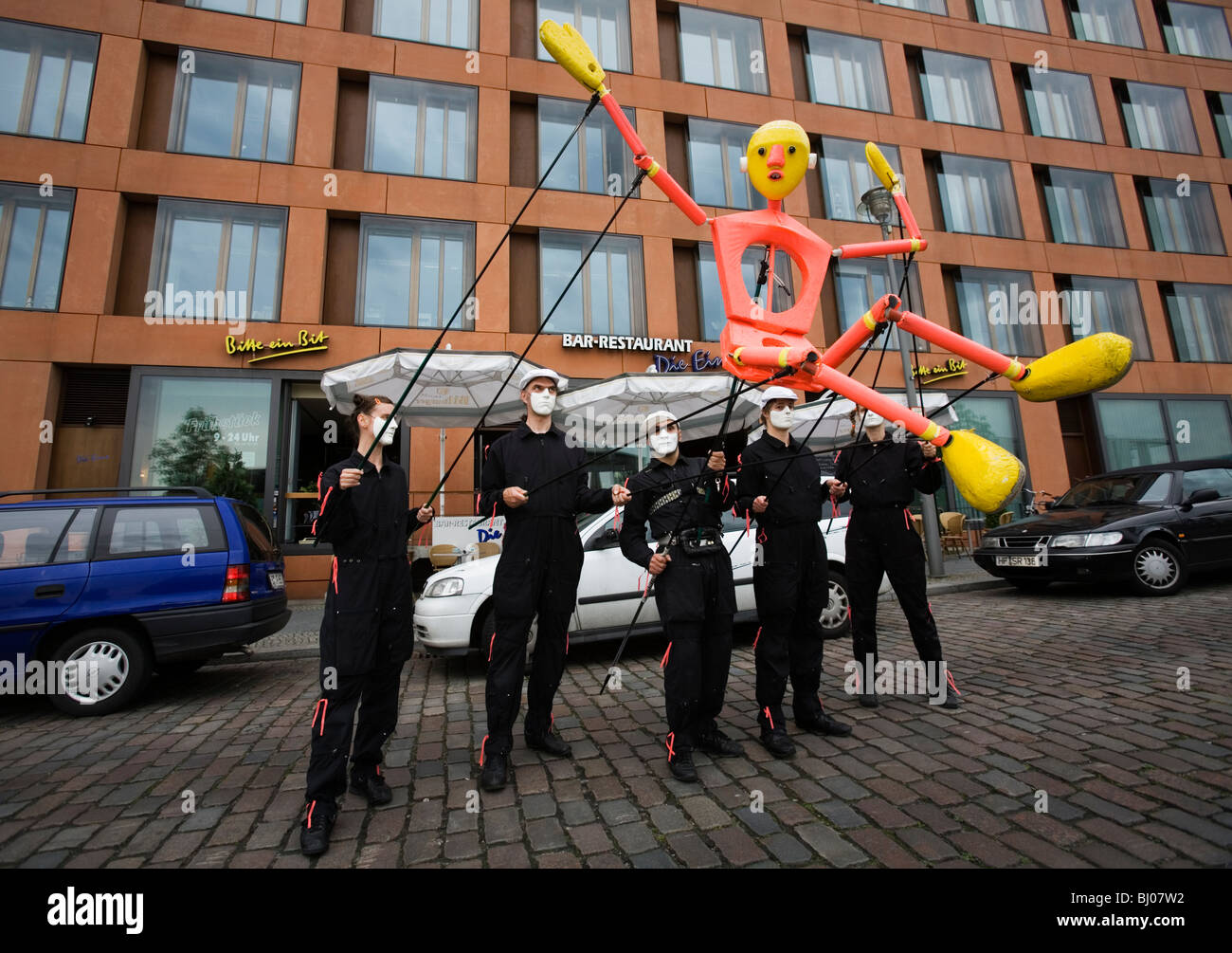 Puppeteeers mit einem großen Lifesize Marionette oder Marionette nahe dem Reichstag. Berlin-Deutschland Stockfoto
