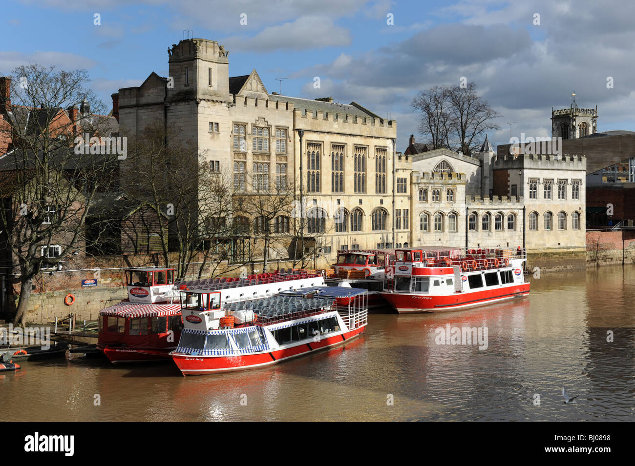 Boote auf dem Fluss Ouse an Lendal Bridge City of York in North Yorkshire England Uk Stockfoto