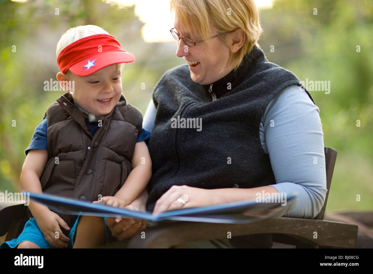 Mutter und Sohn ein Buch vor. Stockfoto