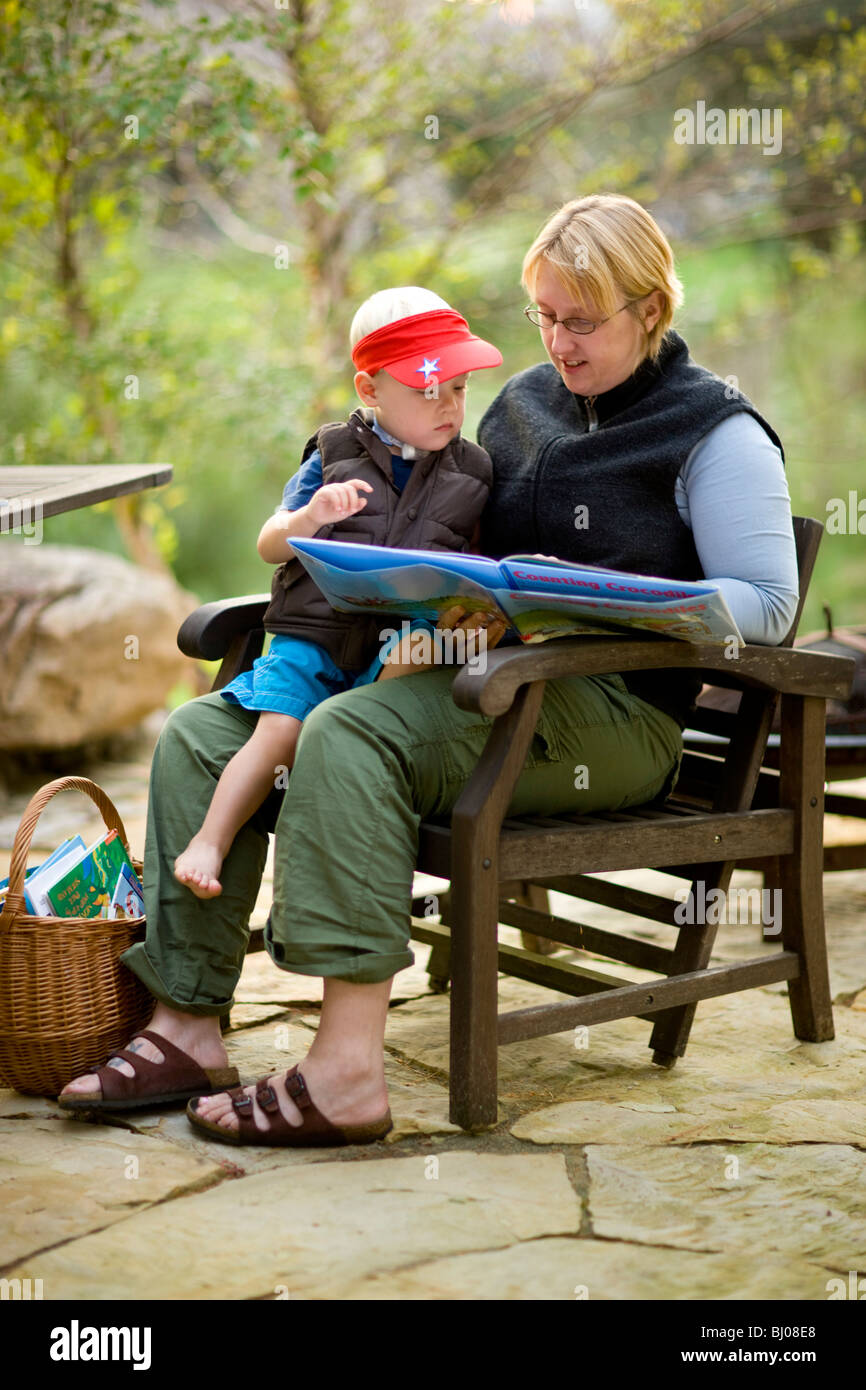 Mutter und Sohn ein Buch vor. Stockfoto