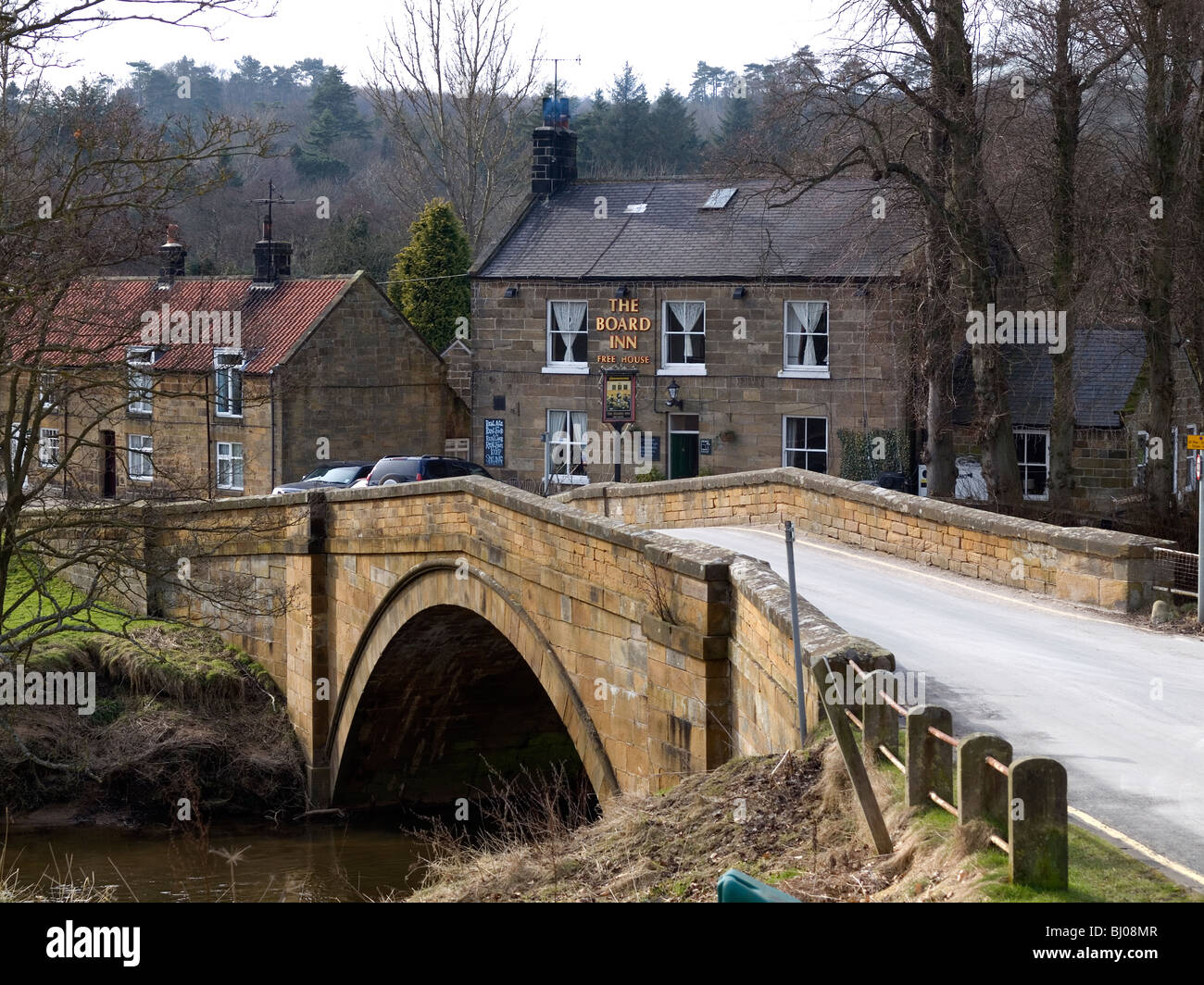 Das Board Inn einen Pub und einen schönen Stein gewölbten Brücke über den Fluss Esk in Lealholm North Yorkshire Stockfoto