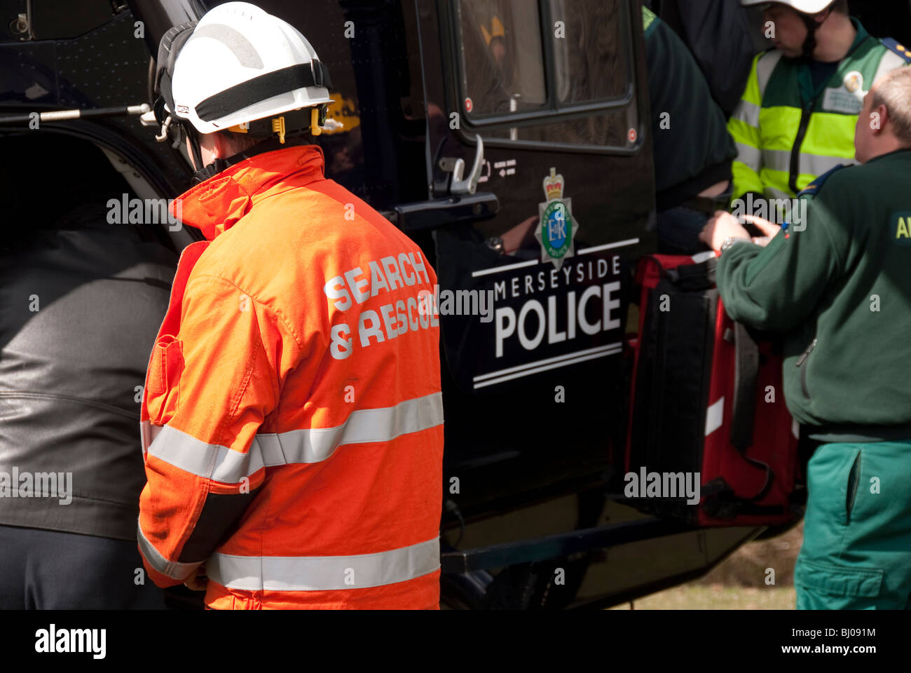 Polizei schießt Ambulanz Rettungshubschrauber Suche Stockfoto