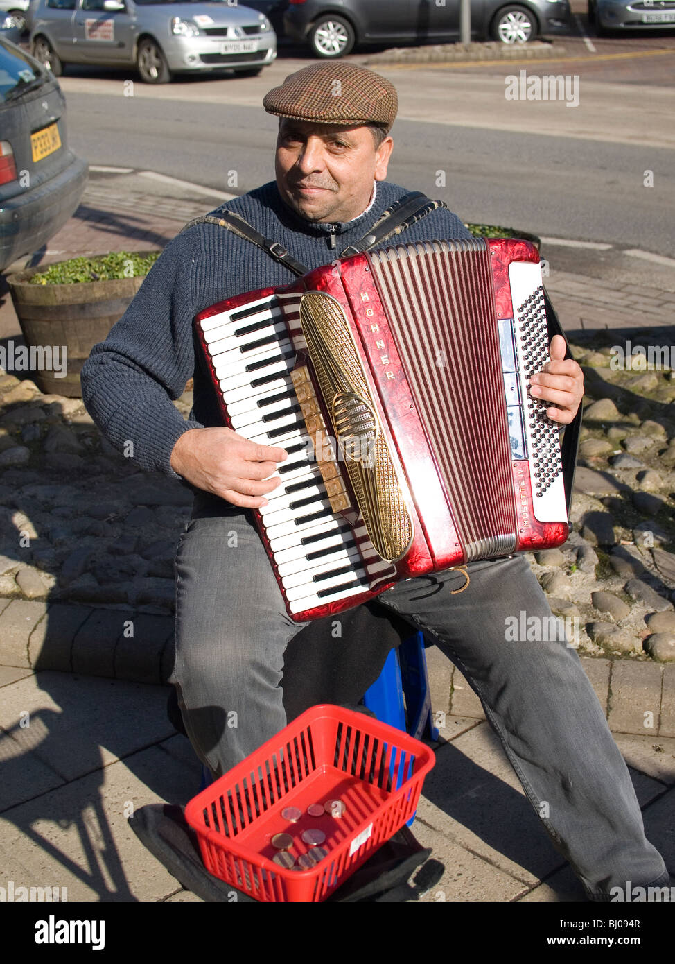 Eine östliche Europäische Straßenmusikant ein Klavier Akkordeon in der Frühlingssonne Northallerton North Yorkshire Stockfoto