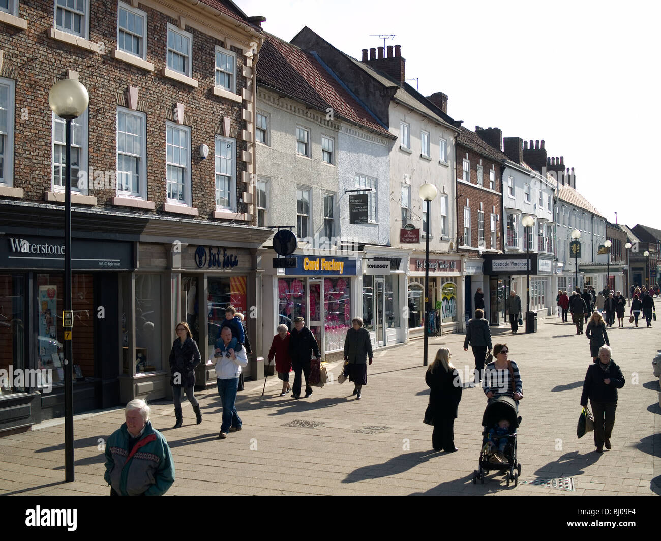 Belebten Hauptstraße Northallerton North Yorkshire an einem sonnigen Frühlingstag Stockfoto