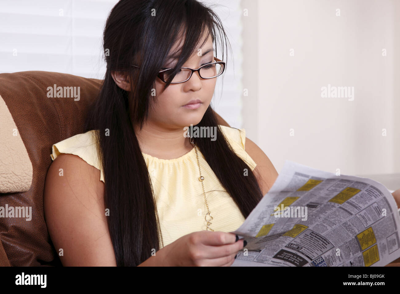 Teen lesen eine Zeitung Stockfoto
