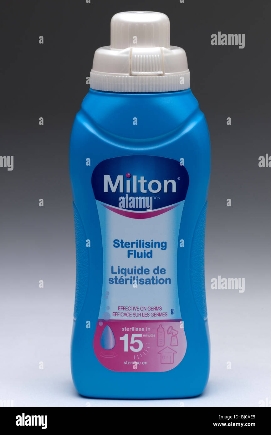 Blauen Kunststoff-Container Flasche Milton sterilisierenden Flüssigkeit. Stockfoto