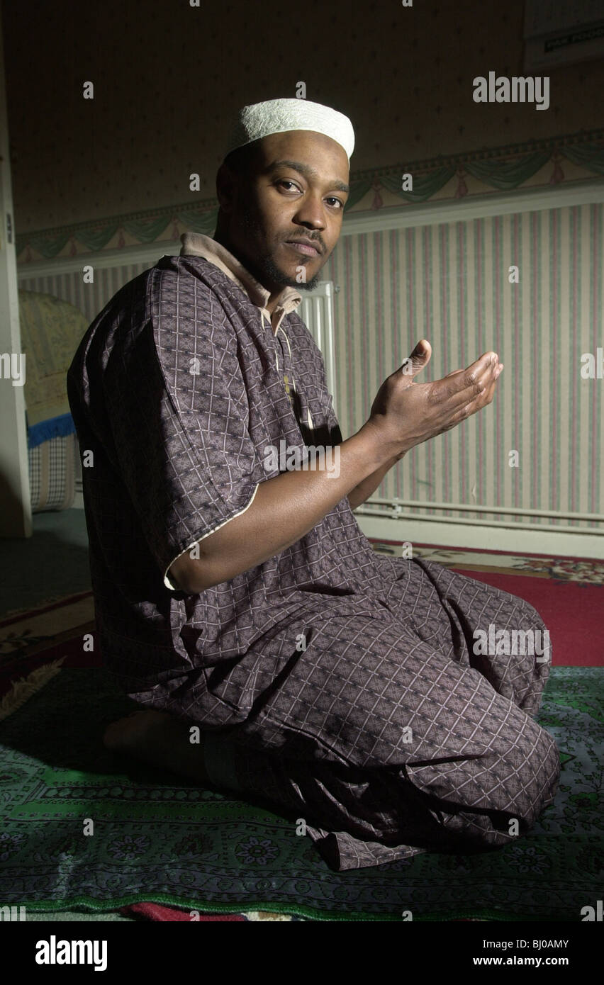 Junge islamische Mann betet UK Stockfoto