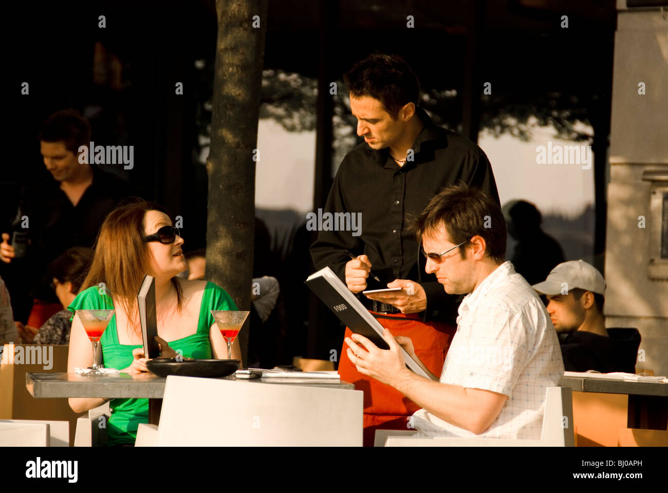 Ein Paar bestellt Essen in einem Restaurant im Freien in London Stockfoto