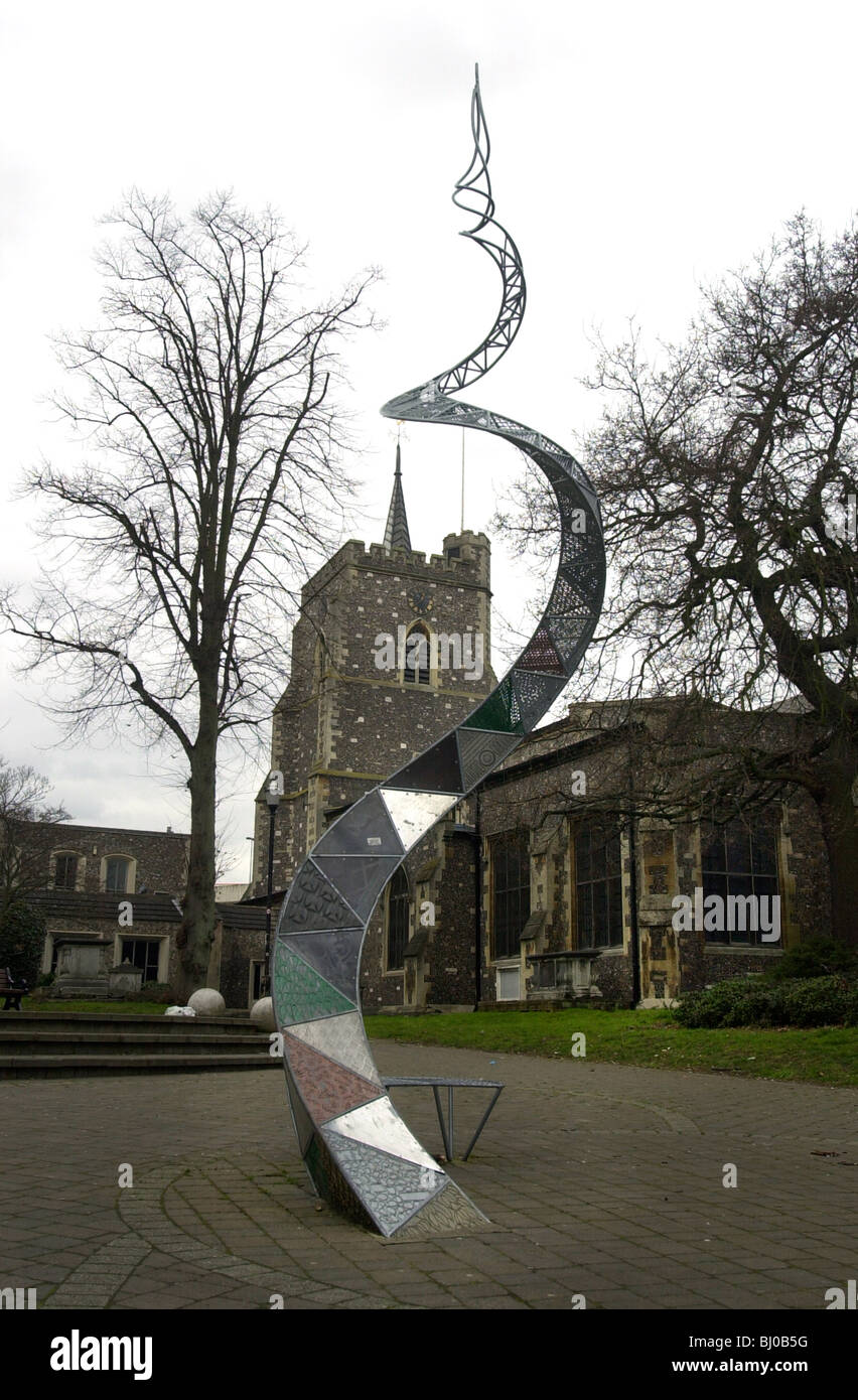 Moderne Skulptur mit Kirche im Hintergrund Watford Stadtzentrum März 2005 Stockfoto