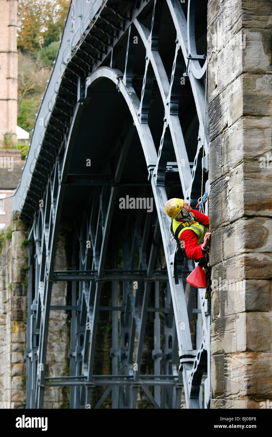 Vermesser prüfen die Eisenbrücke in Ironbridge, Telford, Shropshire. Stockfoto