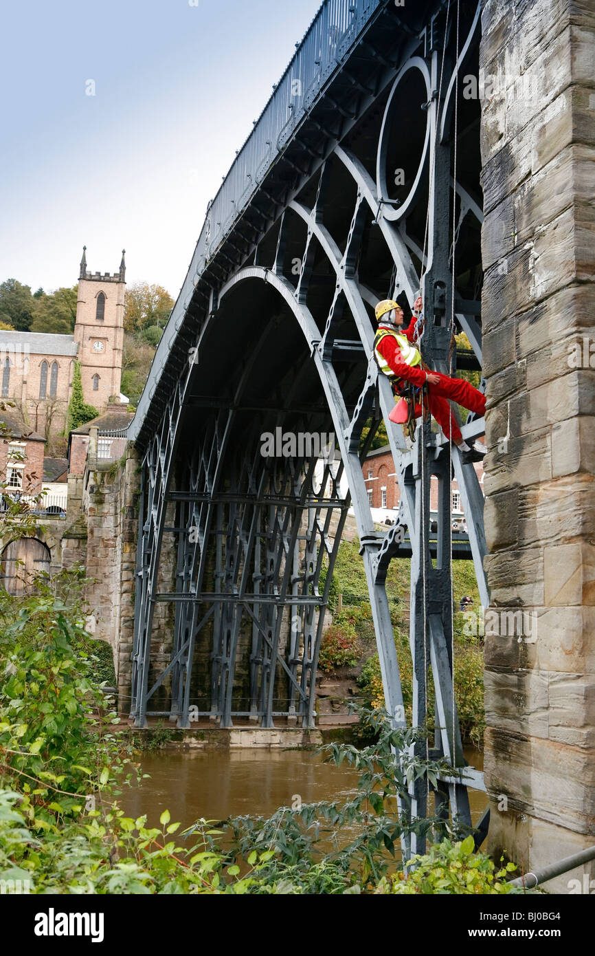 Vermesser prüfen die Eisenbrücke in Ironbridge, Telford, Shropshire. Stockfoto