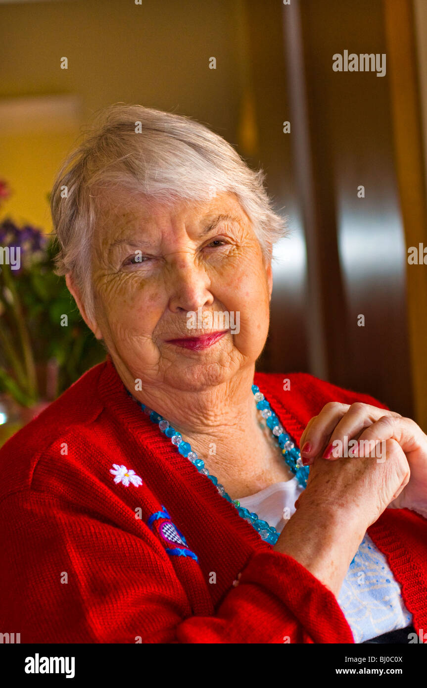 Porträt von senior Seniorin im Care Center sitzen. Stockfoto