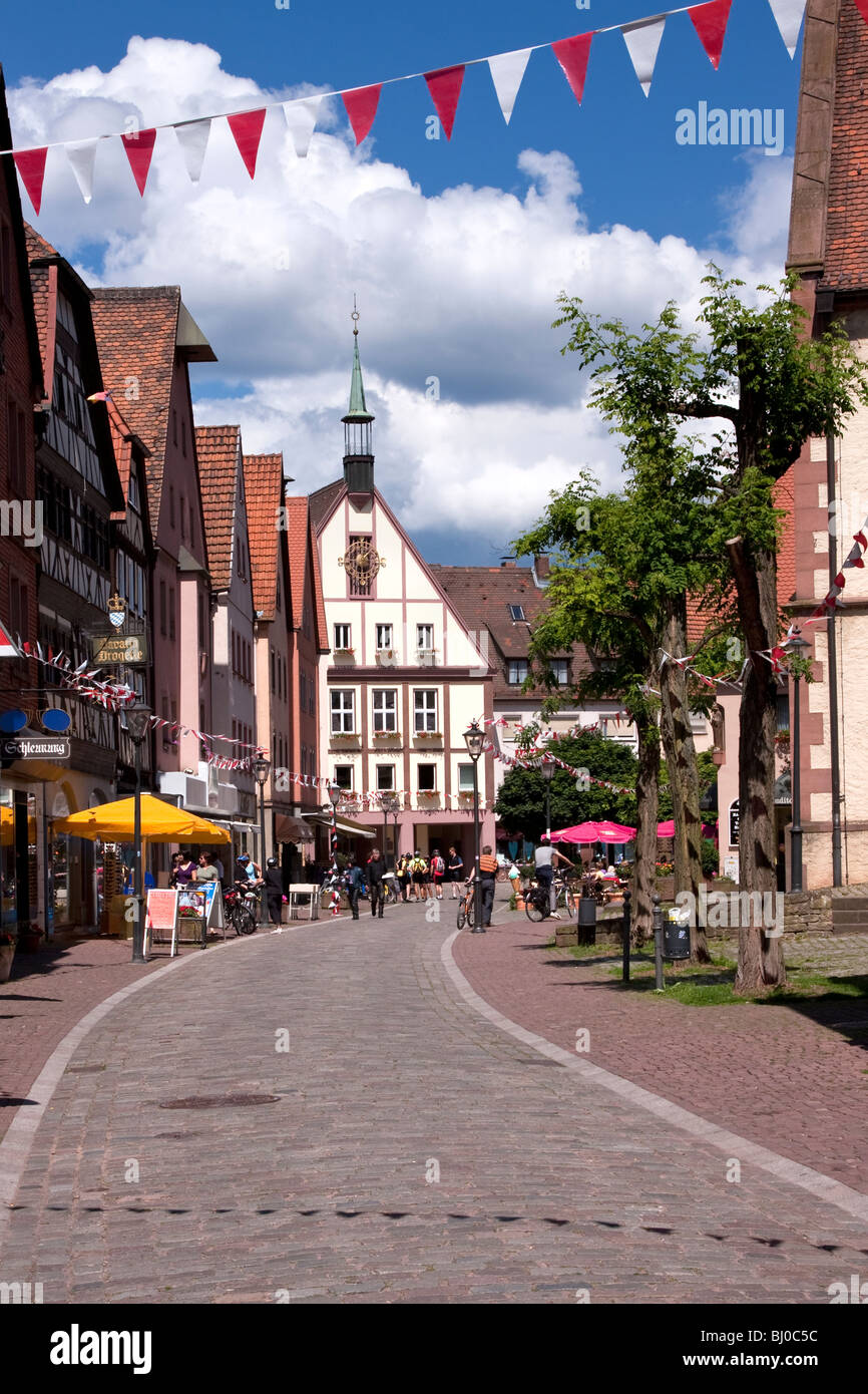 Straßenszene mit Geschäften, Menschen und Fahrrädern, Gemünden am Main, Deutschland Stockfoto