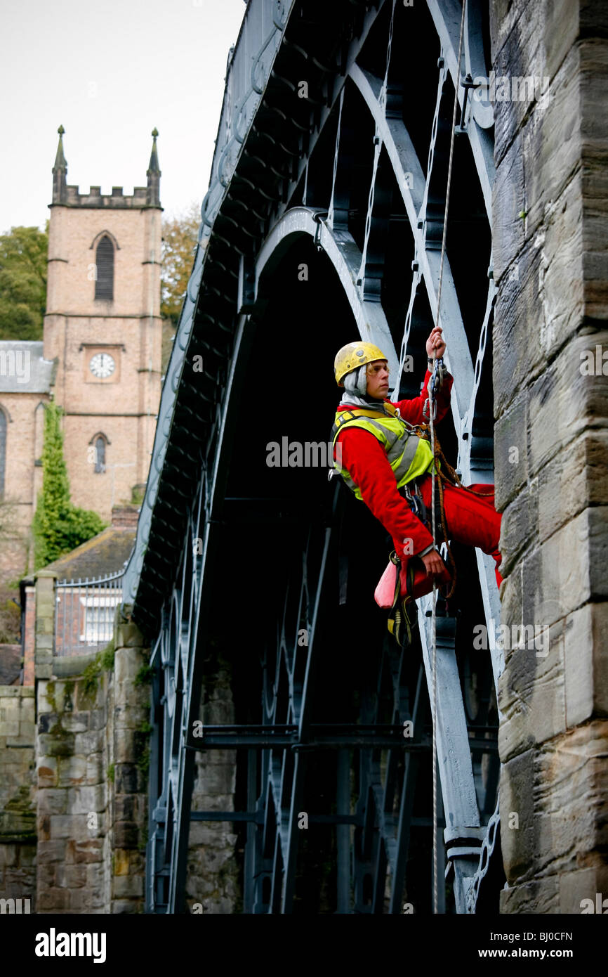 Vermesser prüfen die Eisenbrücke in Ironbridge, Telford, Shropshire. Stockfoto