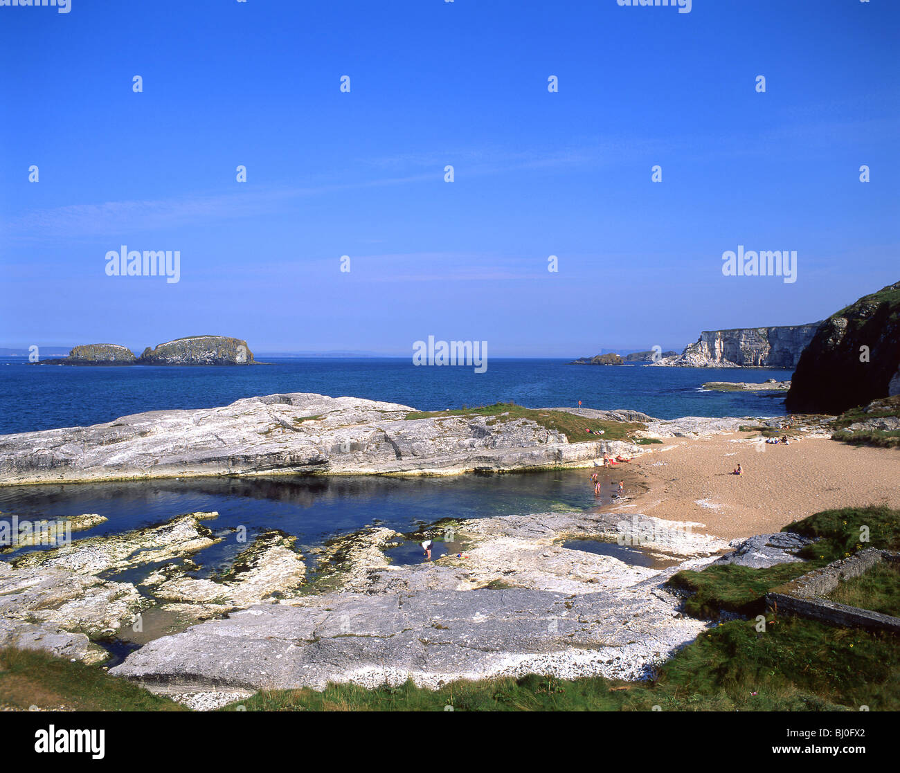 Strand und Küste-Szene, The Causeway-Küste, Nord-Irland, Vereinigtes Königreich Stockfoto