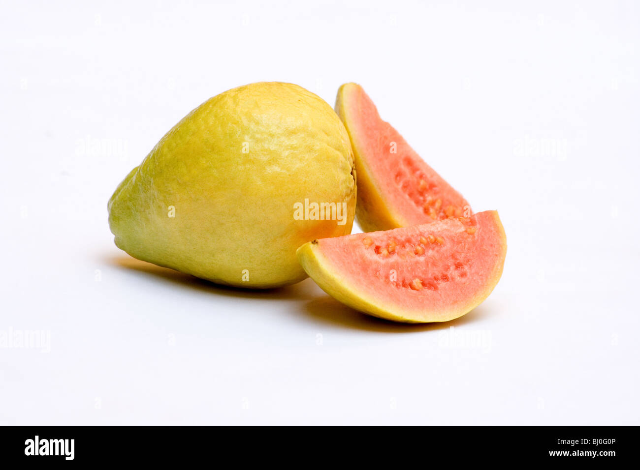 Guave und Keile Nahaufnahme auf weißem Hintergrund Stockfoto