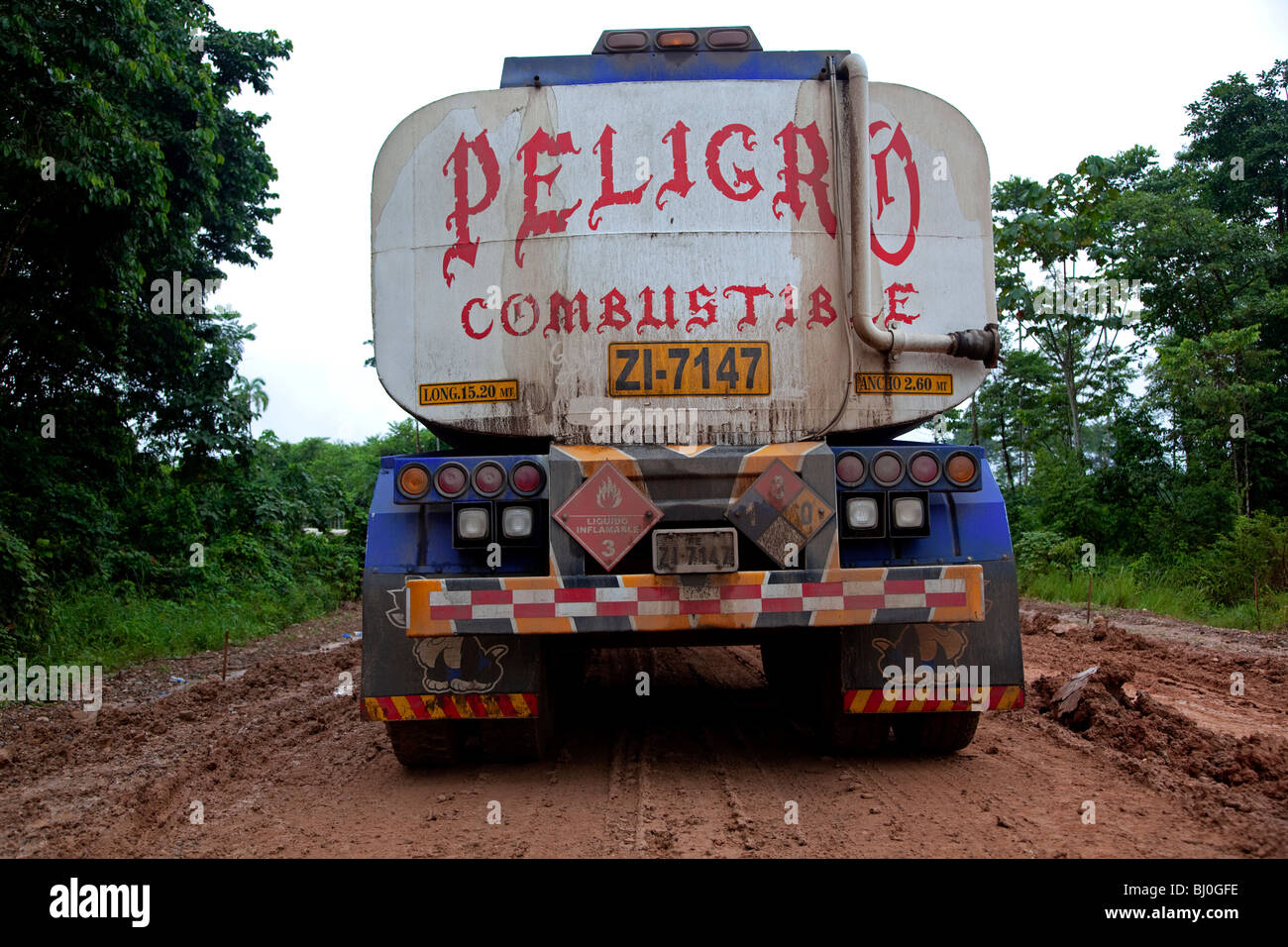 Erdöl oder Öl aus dem Amazonas Dschungel Stadt Pucallpa auf dem Weg nach Lima an der peruanischen Küste exportiert. Stockfoto