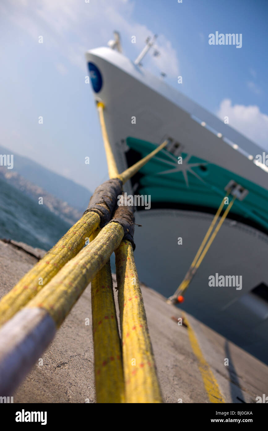 Ein Kreuzfahrtschiff in Izmir angedockt Stockfoto