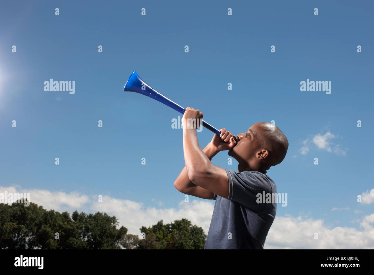 Junger Mann bläst die Vuvuzela, KwaZulu Natal, Südafrika Stockfoto